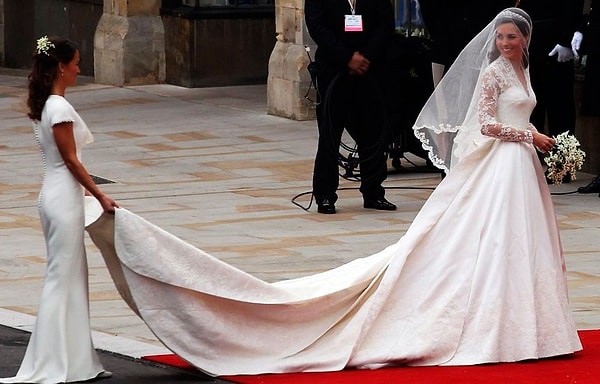3. А платье – почти точная копия свадебного платья Кейт Миддлтон.