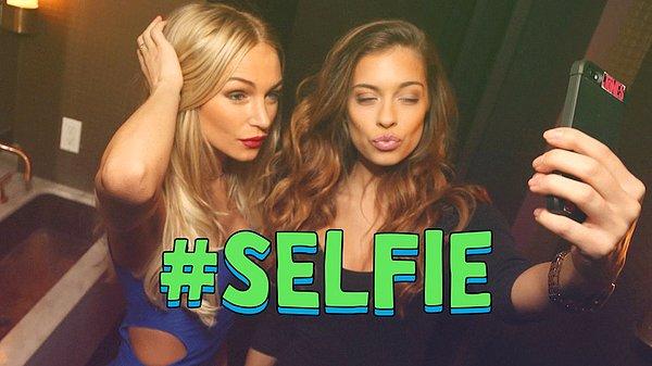 4. "Bu akşam eğleniyoruz kıskananlar çatlasın" selfie'si