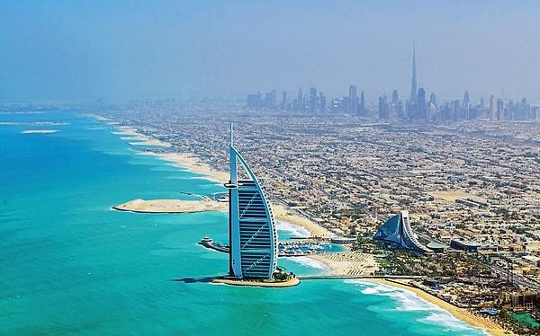 9. "Bütün gösterilen o büyük binaları geçersek Dubai bildiğiniz bir çöl."