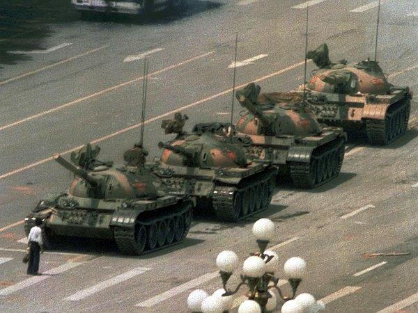 1989’da, Çin’de yaşanan Tiananmen olaylarında objektiflere takılan ve o günden bu yana sivil itaatsizliğin ve reddedişin sembolu haline gelen Tank Adam’dan bahsediyoruz.