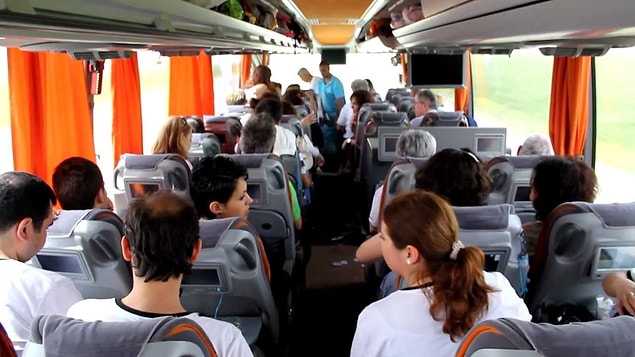 13. Otobüs, uçak biletinin toplandığı en yetkili merci biziz. Unutmamak için kafayı yiyene kadar tekrar tekrar kontrol ederiz.