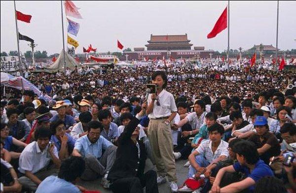Kısa sürede Pekin’deki Tiananmen meydanında toplanan bir milyona yakın insan, hükümeti sert şekilde protesto etmeye başladı.