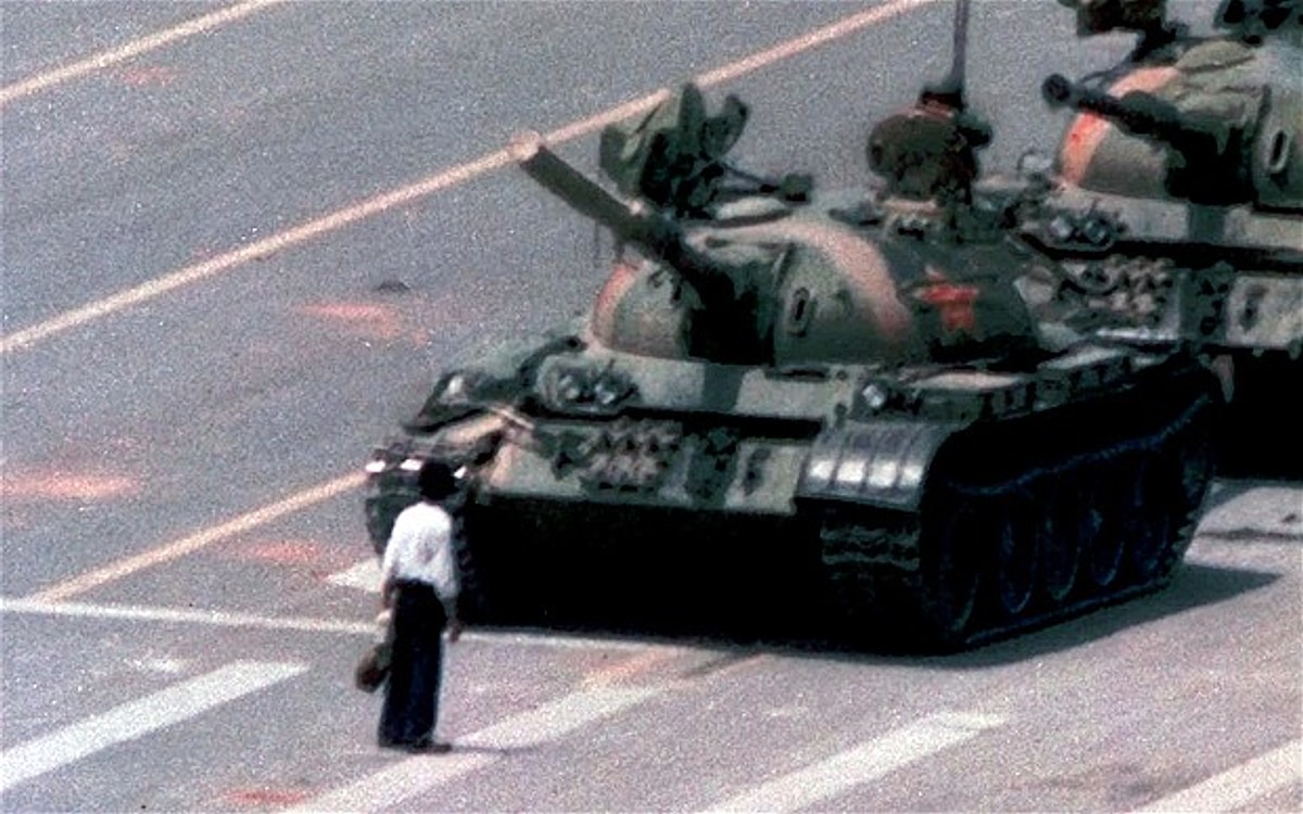 Танк останавливается. Тяньаньмэнь 1989 неизвестный бунтарь. Площадь Тяньаньмэнь 1989 танк. Площадь Тяньаньмэнь 1989 неизвестный бунтарь