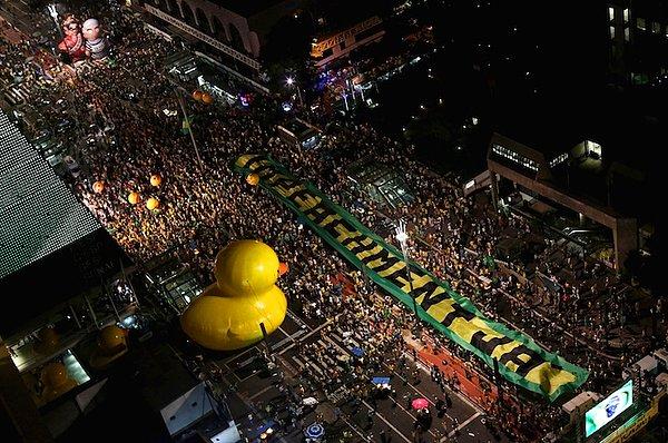 Rousseff, 2014 genel seçimleri öncesinde bütçe verilerinde manipülasyon yapmakla suçlanıyor...