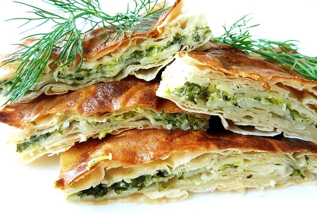 2. Bir erkek olarak kız arkadaşıma hamarat olduğumu göstermek için börek açmak istiyorum bana tarif verir misiniz?