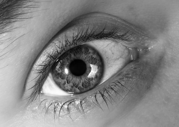 4. Чтобы быстрее привыкнуть к яркому свету, закройте один глаз на несколько секунд