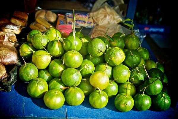 9. Отрежьте половинку лайма и приложите ко лбу, чтобы заглушить головную боль