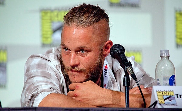 16. Говорят, что во время интервью он отвечает журналистам, находящимся в постоянной погоне за сплетнями, только на те вопросы, которые касаются съемок.