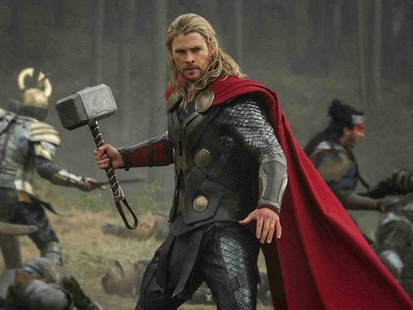 Chris Hemsworth... Yenilmezler'in süper kahramanı Thor. Bu hayran olunmaması mümkün olmayan adamın aile hayatına doğru biraz yolculuğa çıkalım.