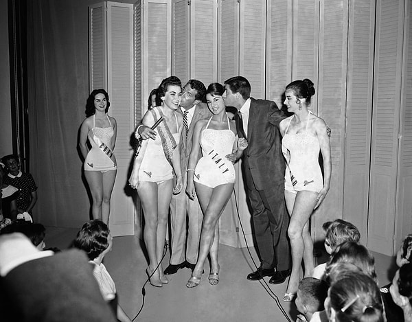 2. Сперва конкурс проводился совместно с состязанием на звание Мисс США. Он не получал широкой огласки до 1955 года. На фото 👇 вы можете видеть несколько конкурсанток 1956 года, готовящихся к конкурсу бикини.