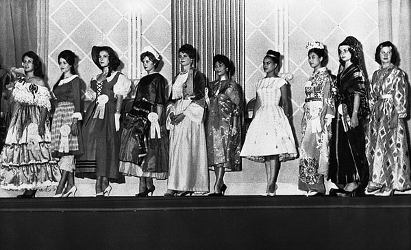 5. В 1960 в конкурс было включено интервью. На этом снимке запечатлены участницы в национальных костюмах. Позже это стало неотъемлемой частью состязания.
