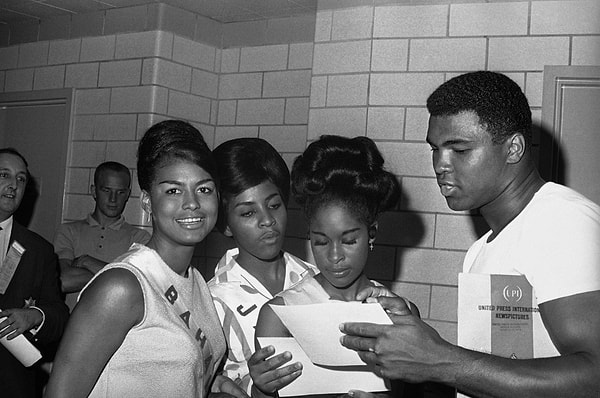 6. В 1965 конкурс Мисс Вселенная отделился от соревнования за звание Мисс США. Также была введена традиция определения полуфиналисток в день основного мероприятия, позже девушки состязались в дефиле в вечерних платьях и бикини.