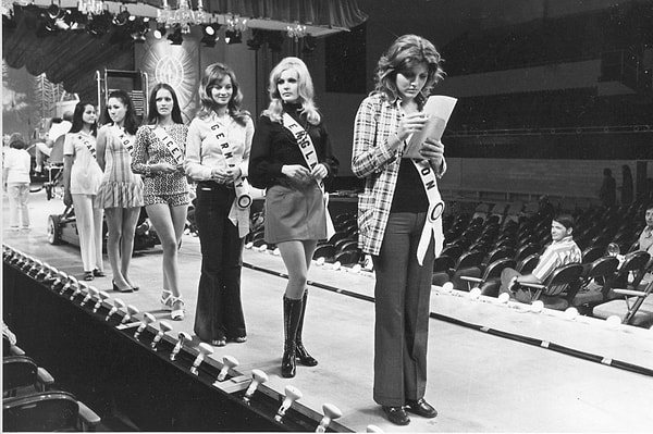 7. С 70-х по 90-е конкурс длился более месяца, включая репетиции и предварительные состязания. Эти конкурсантки 1971 года ждут начала репетиции.