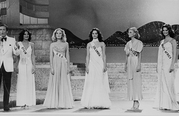 10. Финалистки всегда стояли вместе, когда объявляли обладательницу второго места. Победительницей конкурса в 1978 году стала Мисс ЮАР Маргарет Гардинер (на фото справа).