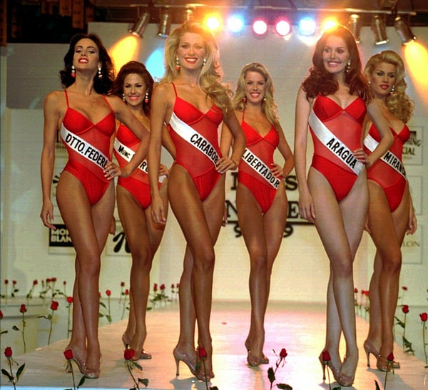 14. В 90-х планку подняли в вопросе дефиле в купальниках. На фото вы можете видеть участниц 1996 года на репетиции финала конкурса, выглядящие как «Спасатели Малибу».