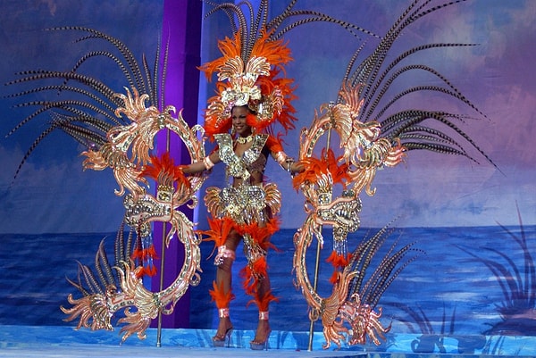 19. Может, национальные костюмы и не приносят дополнительных очков в соревновании, но они стали куда более замысловатыми по сравнению с ранними годами. 👇 Здесь снимок Мисс Гондурас 2002 Эрики Лизет Рамирез.