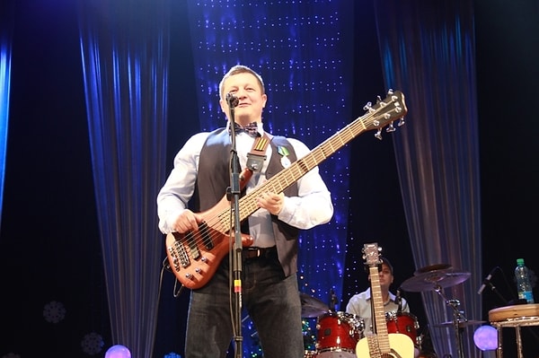 1. Музыкант серьезно пострадал из-за драки в баре.