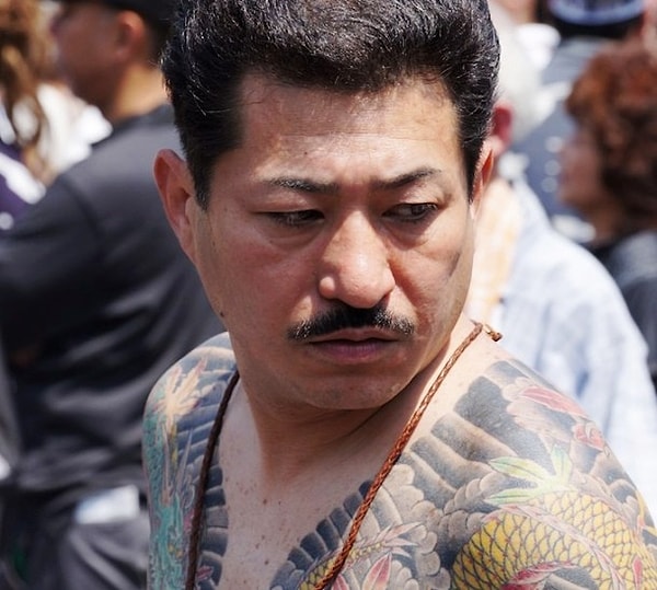 4. Японская полиция и СМИ называют якудза «борёкудан», что переводится как «жестокие группировки», в то время как сами якудза называют себя «благородной организацией».