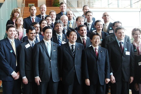 9. Якудза успела залезть и в политику Японии. Было доказано, что некоторые занимающие высокие посты политики (включая премьер-министра!) были связаны с японской мафией.