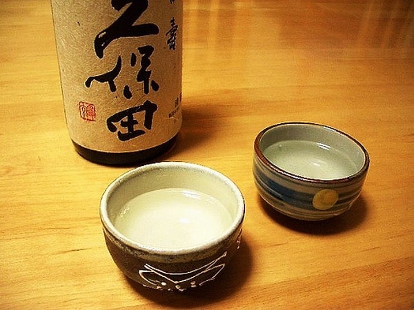 21. Новенькие в якудза выполняют роль слуг для более старших членов мафии. При приеме в якудза совершается обряд «сакадзуки». Старший и новый член клана пьют из одной чашечки сакэ. Так они становятся членами одной семьи.