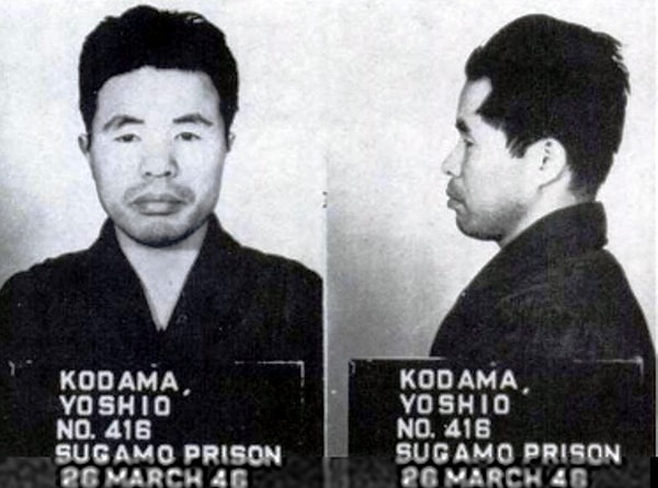 22. Ёсио Кодама - крестный отец якудза. После его участия в крупных скандалах, связанных с налогами, один японский актер даже пытался разбить маленький самолет о дом Кодамы в пригороде Токио.