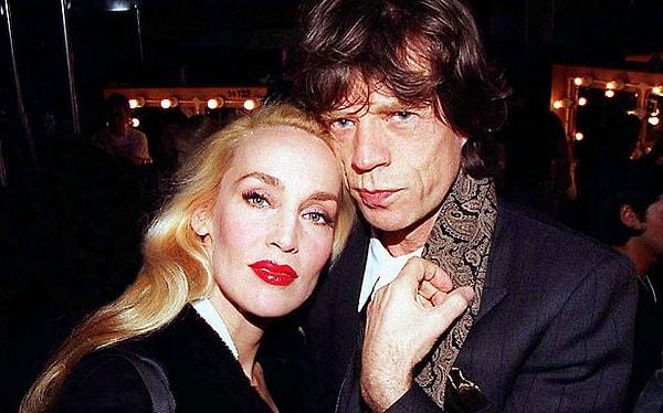 5. Mick Jagger sadakat konusunda çok iddialı bir isim olmasa da, manken eşi Jerry Hall ile gayet iyi giden bir ilişkisi vardı.