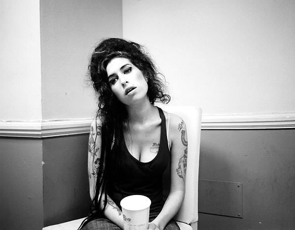 1. Şarkılarıyla bizi büyüleyen, ''Vay bee'', ne ses varmış bu kadında dediğimiz o kadın, Amy Winehouse.
