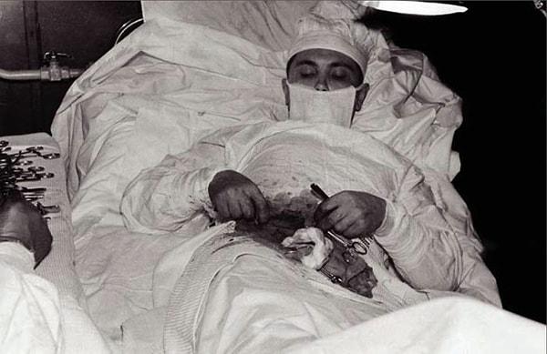 16. Görev sırasında kendinden başka bir doktorun olmaması sebebiyle, kendi kendini apandisit ameliyatı yapan Dr. Leonid Rogozov, Antarktika, 1961.