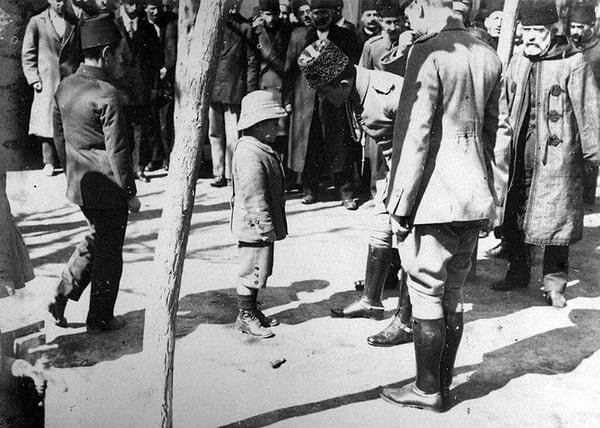 23. Babasının intikamını almak için Enver Paşa’dan orduya alınmasını isteyen bir yetim, 1917.