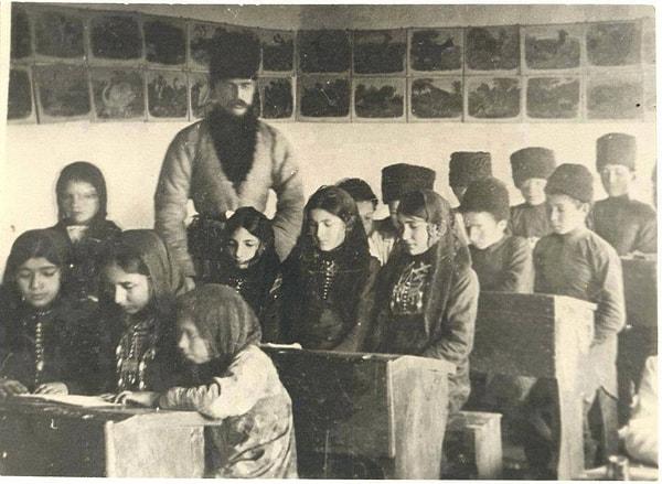 8. Osmanlı İmparatorluğu döneminde Karadeniz bölgesinde yer alan bir Çerkes okulu,  1900'ların başları.