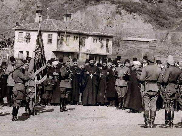 17. I. Dünya Savaşı sırasında doğu cephesinde 134. Alay'a verilen sancak teslim edilirken, Müslümanlar ve Hristiyanlar birlikte dua ediyor, 1914.