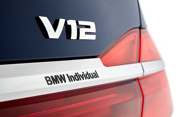 2. Под капотом располагается 6,6-литровый двигатель с турбонаддувом V12, который производит 610 лошадиных сил. Разгон составляет 96,5606 км/ч всего за 3,6 сек.