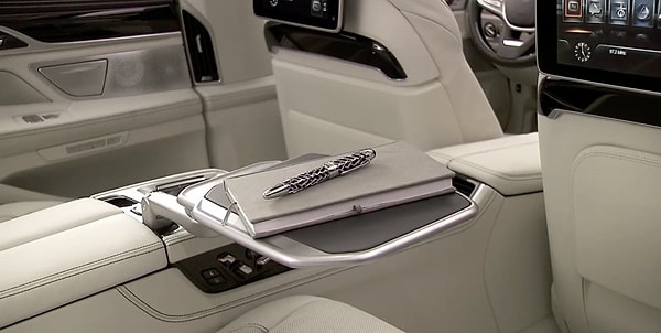 5. Здесь даже есть откидной столик, на случай, если вы попадете в пробку и вам будет нечем заняться.