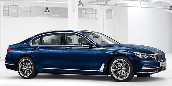 BMW выпустила ограниченную серию флагманского седана люкс-класса M760i