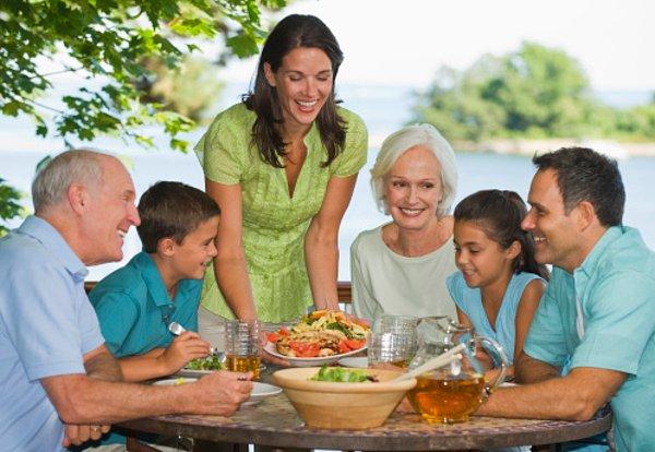 9. İki milyon dolarlık evlerinin, son derece bakımlı bahçesinde kurdukları masada sucuk, limonata ve margarin yiyen aşırı sağlıklı ve mutlu aile.