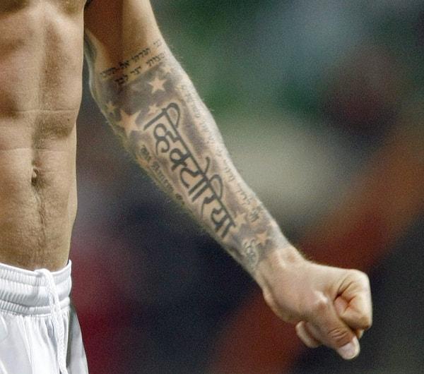 11. Çiftler ayrılmasa bile, isim yazdırma dövmeleri hüsranla sonuçlanabiliyor: İşte David Beckham ve koluna yanlış yazdırdığı Victoria dövmesi...