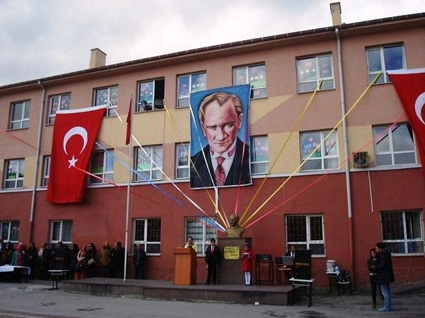 8. 23 Nisan'ın bir gün öncesinden Atatürk posteri ve Türk bayrağı okul binasına asılırdı.