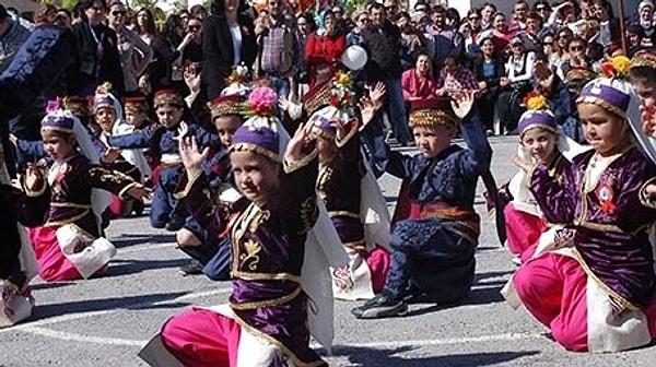 2. 23 Nisan kutlamalarında dans gösterisi için bir grup erkek ve kız öğrenci seçilir, herkesin bir eşi olurdu.