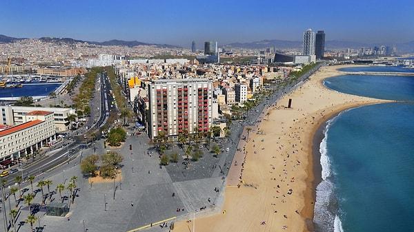 1. Karpuz kabuğu denize düşüyor: La Barceloneta