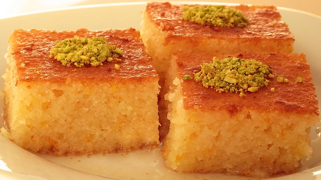 Kolay revani (şerbet ılık, tatlı soğukken şerbeti dök)