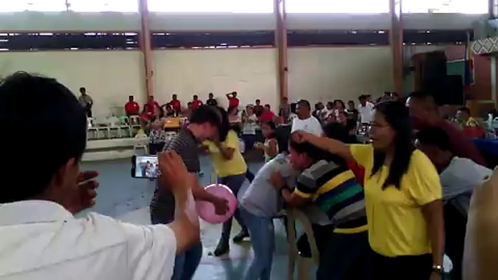 Popo Üzerinde Balon Patlatma Oyununda Balonlar İnatçı Çıkarsa