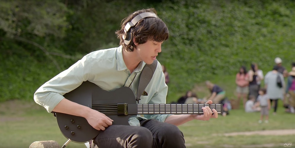En Sevdiğiniz Şarkıları Hemencecik Çalmanızı Sağlayan Fütüristik Gitar
