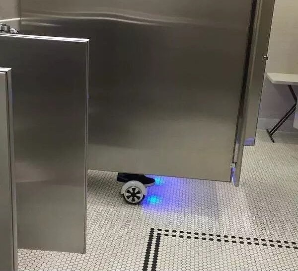 5. Зачем ему ховерборд в туалете?