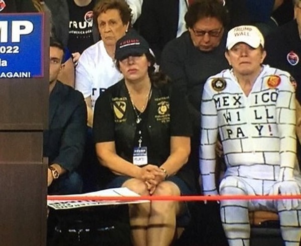 7. Мужик оделся на гонки в костюм стены