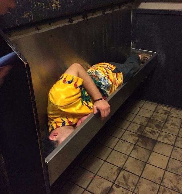 13. Немного перебрал и решил отдохнуть в писсуаре