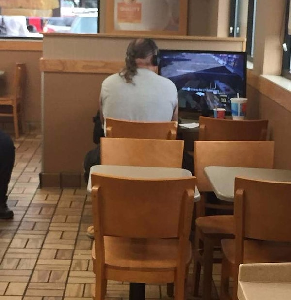 12. Он принес телек с собой!