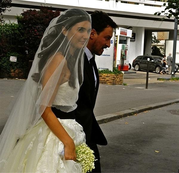 Büyüküstün 2011 yılında Onur Saylak ile evlenmiş, ikiz de kızları olmuştu.