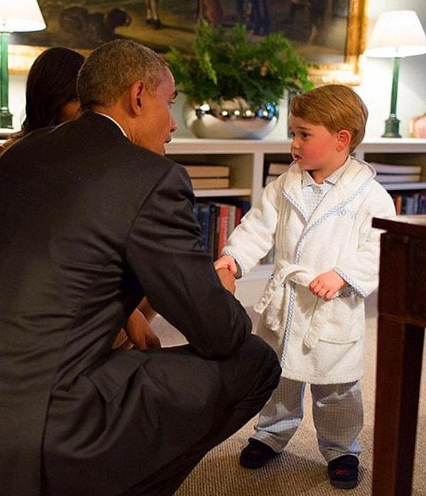 Tatlılığı ile herkesin sevgisini kazanan Prens George, yatmadan önce pijamalı da olsa Başkan Obama ile tokalaşmayı ihmal etmedi.