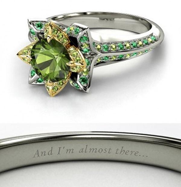 2. Kurbağayı öpen Prenses Tiana'nın lotus çiçeği modelindeki bu yüzüğü, zerafeti ve mükemmelliği temsil ediyor!