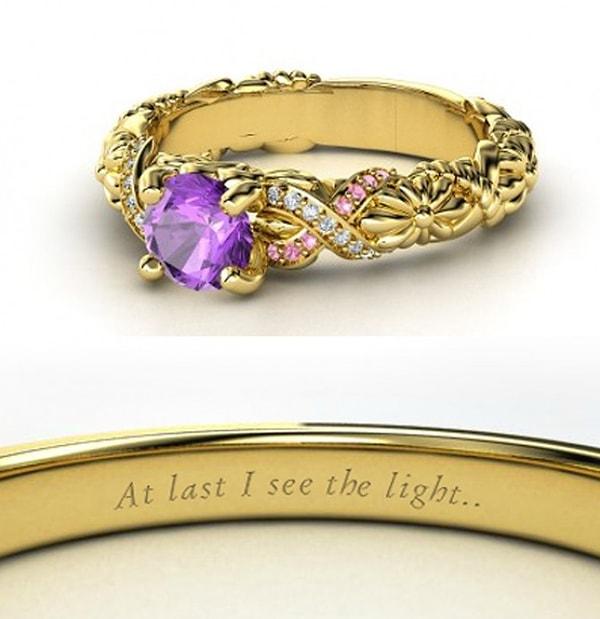 13. Ve elbette ki Rapunzel'in saçları gibi ışıltılı yüzüğü!